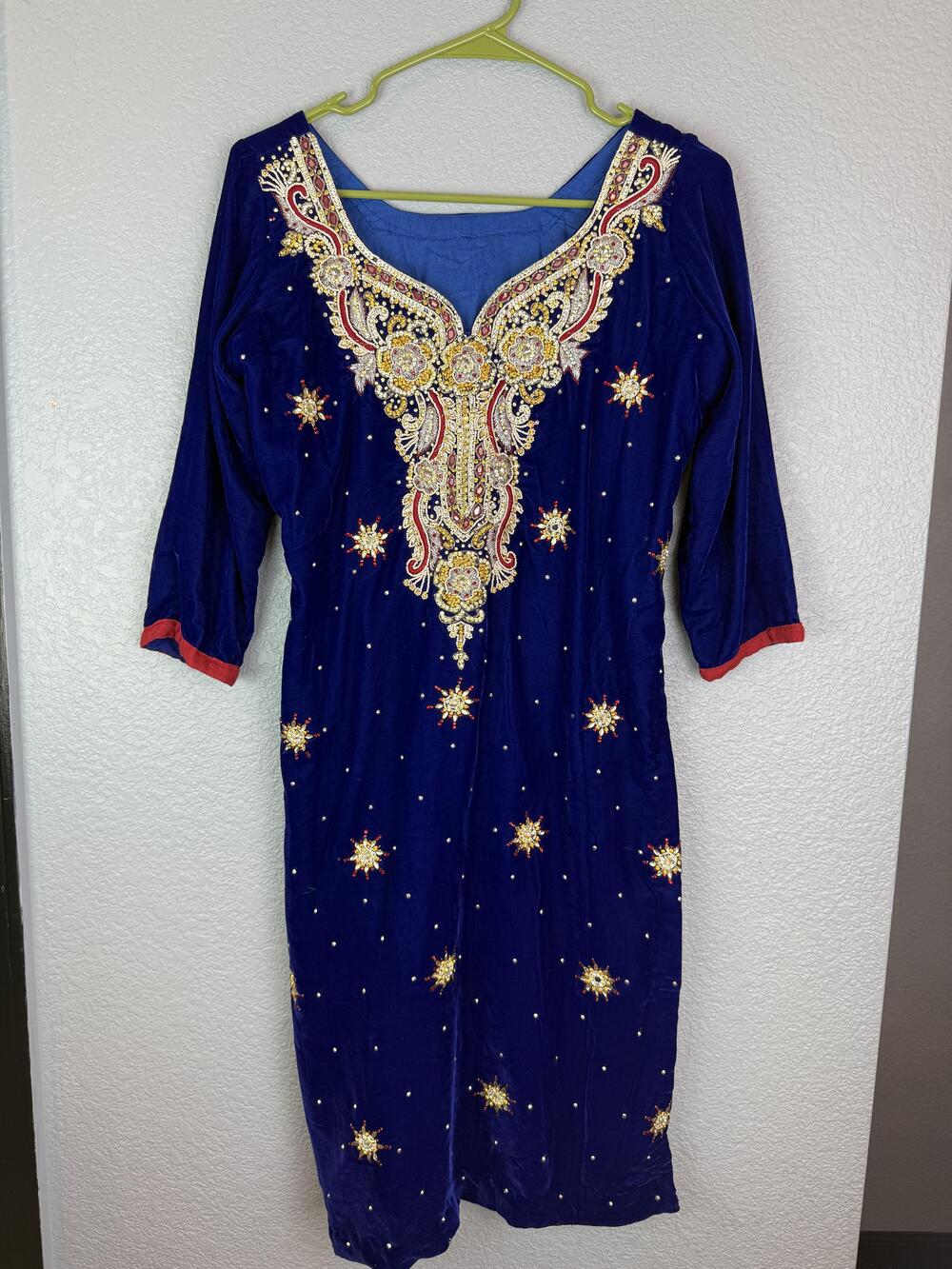 Embroidered Velvet Dress Womens Medium Pakistani Formal Beaded Ethnic Occasion